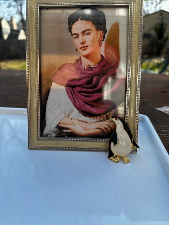 Vintage Penguin Brooch Black White Enamel Bird Pin Gold Tone Rhinestone Eye - Picture 2 of 5